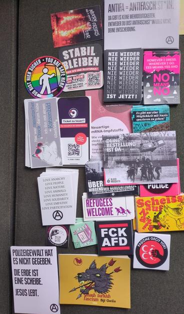 Ein Haufen verschiedener Antifa-Flyer!