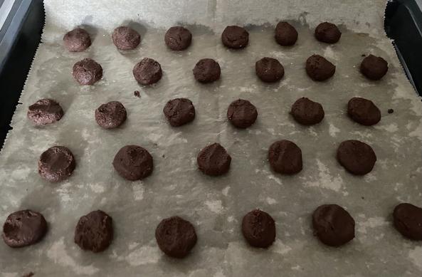 Backblech mit ungebackenen Schokokeksen