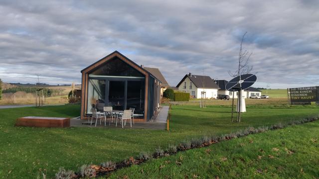 Ein Tiny-Haus (Musterhaus) schon hergerichtet am Wegesrand.