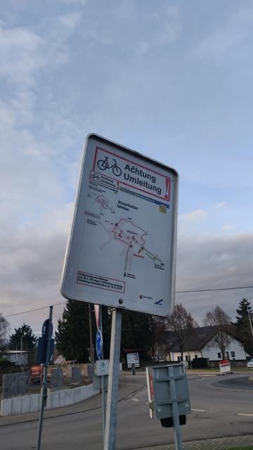 Schild, das die Umleitung des Faahrradweges per Skizze erklärt