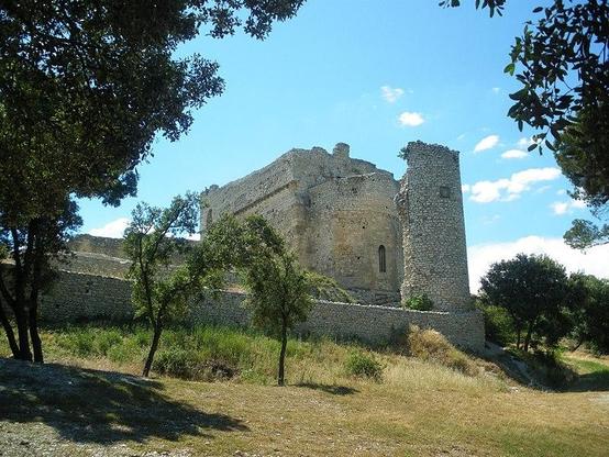 Monastère fortifié de Thouzon à #LeThor (#Vaucluse) Ancienne chapelle Saint-Pierre, ancienne chapelle Sainte-Marie et vestiges des bâtiments subsistants (cad. B 880) : inscription par arrêté du 18 juin 1987.
Suite 👉 https://monumentum.fr/monument-historique/pa00082172/le-thor-monastere-fortifie-de-thouzon
#Patrimoine #MonumentHistorique
Photo CC-BY-SA 4.0 : Véronique PAGNIER
