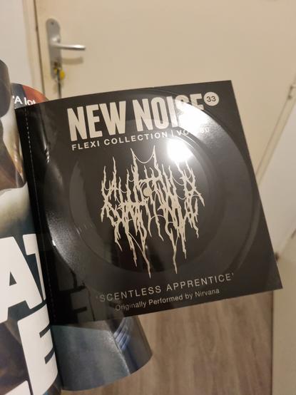 an opened magazine revealing a square flexi disc

NEW NOISE 33
FLEXI COLLECTION | VOL 60

Chat Pile’s logo

Scentless Apprentice
Originally Performed by Nirvana