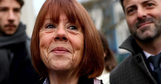 Une femme sourit et lève le menton.
Gisèle Pelicot à sa sortie du palais de justice, à Avignon le 19 décembre 2024
afp.com/Clement MAHOUDEAU
