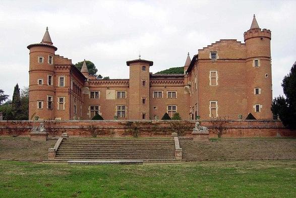 Château à #Pibrac (#HauteGaronne) Château élevé en 1540 en remaniant l'ancien manoir défensif pour en faire une résidence de plaisance plus en rapport avec l'époque. Les travaux ont certainement été réalisés pa...
Suite 👉 https://monumentum.fr/monument-historique/pa00094418/pibrac-chateau
#Patrimoine #MonumentHistorique
Photo CC-BY-SA 4.0 : Er