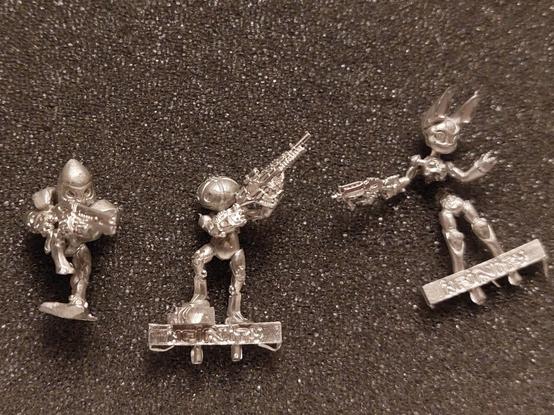 Three unpainted models lying on a foam packaging insert. One has a bullet-shaped helmet and big shoulder pads and for some reason is lifting one knee close to its shoulder while aiming a quite big gun. The second is a thin robot with an oversized Pumpkin head standing on a hero rock looking relaxed towards its right while pointing a big gun to the sky left. The third is a kitsune type figure with I s*** you not robot boobs and big eyes and ears, will probably appeal to some of you freaks, which seems to be unbalanced by pointing a big gun in one direction and having to balance itself by raising its other hand. Unfortunately this piece of crap has to fit at a narrow point at its torso, which does not work, so it is now two parts and will remain two parts for as long as I like because I do not like models that do not glue together easily. Yeah this is me griefing