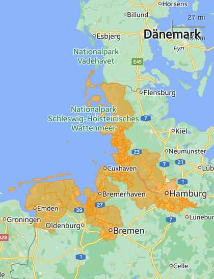 Ausschnitt der Deutschlandkarte der NINA Warn-App des Bevölkerungsschutzes. Die gesamte ostfriesische Küste samt Hamburg und Bremen sind in orangen Warnfarben hinterlegt.