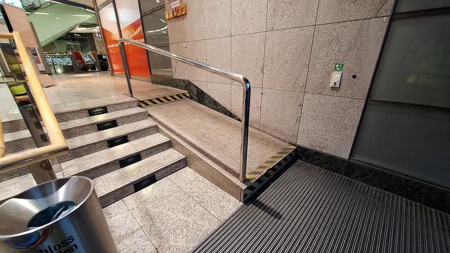 Treppe und daneben eine Rampe, die aber zwei Stufen hat.