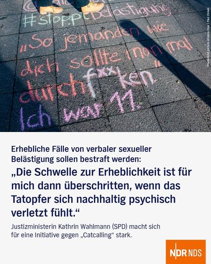 Bild: Ein mit Kreide auf den Boden geschriebenes Zitat.

Text: Erheblich Fälle von verbaler sexueller Belästigung sollen bestraft werden:
"Die Schwelle zur Erheblichkeit ist für mich dann überschritten, wenn das Tatopfer sich nachhaltig psychisch verletzt fühlt."

Justizministerin Kathrin Wahlmann (SPD) macht sich für eine Initiative gegen "Catcalling" stark.