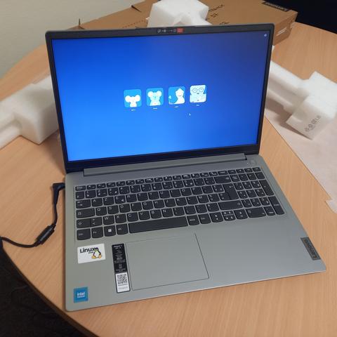 Un ordinateur sur un bureau avec l'écran d'accueil de PrimTux à l'écran