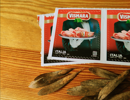 francobolli italiani di tipo B, rappresentanti un maggiordomo che tiene un vassoio con sopra della mortadella. in alto campeggia il logo della società di salumi Vismara.