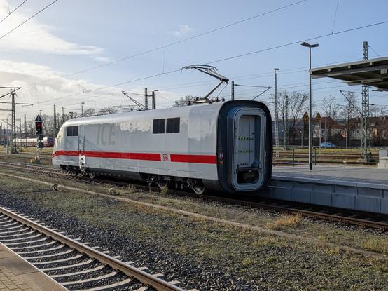 Ein einzelner ICE 1 Triebkopf rollt durch Dessau Hbf