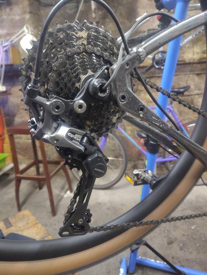 Das GRX Schaltwerk mit XT Käfig am Fahrrad montiert.
