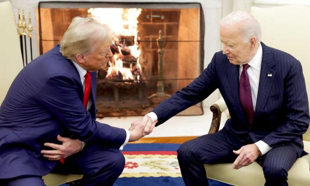 Donald Trump y Joe Biden durante el 13 de noviembre en la Casa Blanca. (ALEX WONG VIA Getty Images)