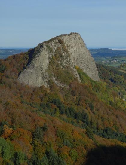 La roche Tuilière, une protrusion de phonolite, dont les prismes se débitent en lauzes (d'où son nom). CC BY Jean-Marie Prival.
