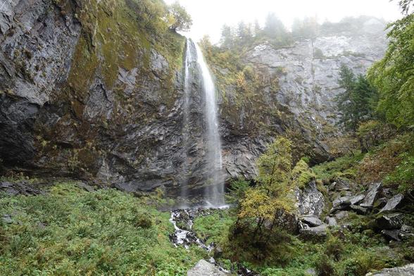 La Grande Cascade, dans le massif du Sancy, s'écoule depuis une falaise de lave (sancyite) de 35 mètres de haut environ. CC BY Jean-Marie Prival.