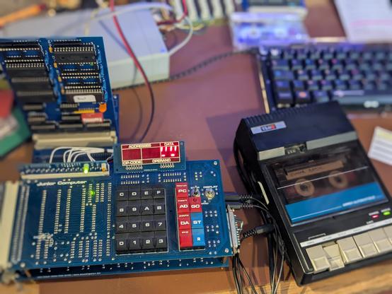 Sur le bureau, le Junior computer et un lecteur de cassettes