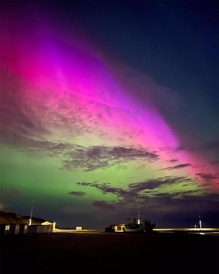 Polarlichter über dem Strandhafen von Løkken, Dänemark