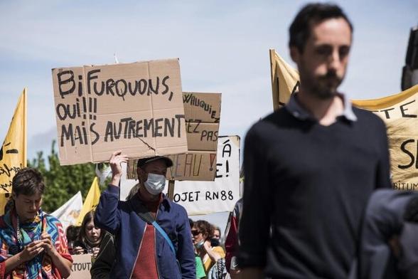 Lors de la manifestation contre le projet de contournement de la RN88 au Puy-en-Velay, le 22 mai 2021. © Photo Véro Martin / Hans Lucas via AFP