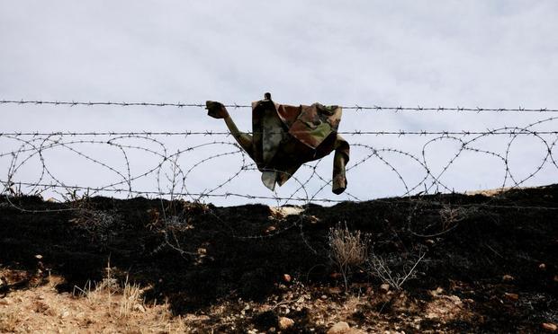 El uniforme de un soldado sirio, abandonado en la alambrada que protegía la prisión de Sednaya, liberada por los rebeldes, el 11 de diciembre de 2024. (Ammar Awad / Reuters)