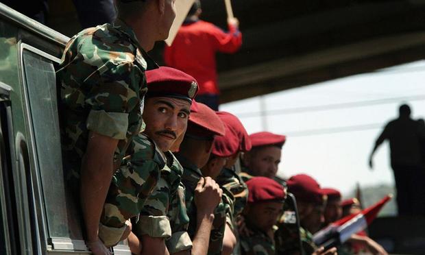 Soldados sirios en un acto en la base de Rayaq, en Masna'a, junto a la frontera libanesa, en una imagen de archivo. (Ghaith Abdul-Ahad / Getty Images)