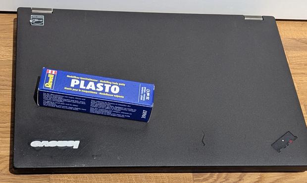 Thinkpad T440p. Das T440p war nur zu testen. Das Lenovo Logo wurde mit Revell Plasto weggespachtelt.