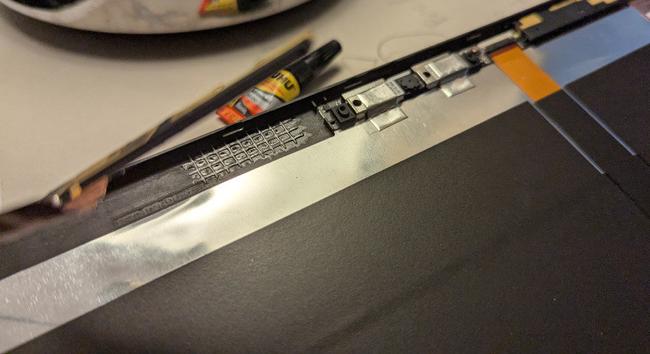 Die Innenseite eines Thinkpad T450s mit demontiertem LCD. Ein Netz aus Glasfaser ist mit Sekundenkleber aufgeklebt. Der Riss ist nun stabilisiert.