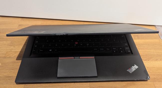 Das T450s, alles glatt gespachtelt und geschliffen. Auch die Außenseite des gerissenen Deckels ist mit Glasfaserarmierung verstärkt. Die untere rechte Ecke ist auch aufgearbeitet.