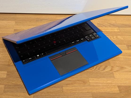 Thinkpad T450s mit 3M Wrap Film 2080 Autofolie G47 Gloss Intense Blue foliert.