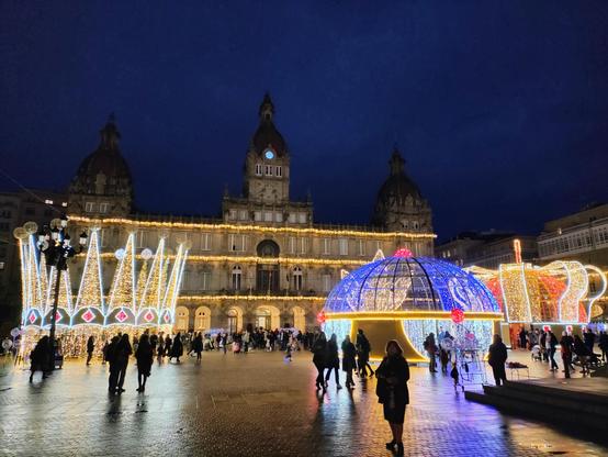 Praza de María Pita decorada con luces de Nadal, que inclúen tres coroas (aludindo aos reis magos da tradición cristiá) de gran tamaño.