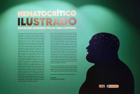 Nunha parede de fondo verde, a silueta de un home coa cabeza chea de estrelas. Acompaña un título: "Hematocrítico Ilustrado", e un texto de Ledicia Costas que recibe ás persoas que visitan dita exposición.