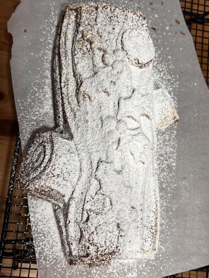 Photo of the cake now topped with powdered sugar.