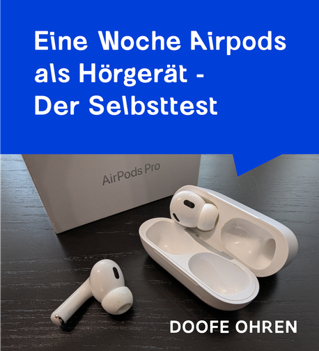 Weisser Text in blauer Sprechblase: "Eine Woche Airpods als Hörgerät - Der Selbsttest", darunter ein Bild von Airpods und ihrer Ladeschale vor ihrer Verpackung. Vorne rechts der Text: "DOOFE OHREN"