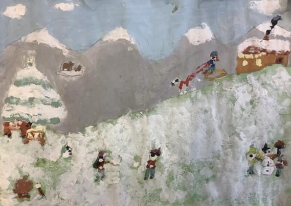 Das Bild zeigt eine kindliche Winterlandschaft. Im Vordergrund sind mehrere Kinder beim Spielen im Schnee zu sehen, manche bauen einen Schneemann. Im Hintergrund sind schneebedeckte Berge, ein verschneites Haus und ein Kind auf einem Schlitten zu erkennen. Ein Weihnachtsbaum steht links im Bild. Das Bild ist mit bunten, etwas ungleichmäßigen Farbflächen gemalt.