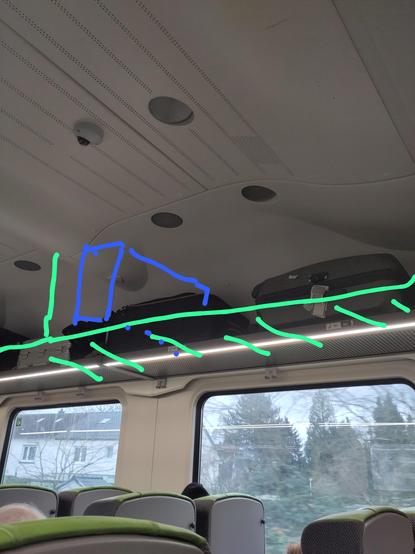 Gepäckablage im Flixtrain mit Einzeichnung von einer größeren Gepäckablage und einem Gepäckstück, dass anders platziert ist.