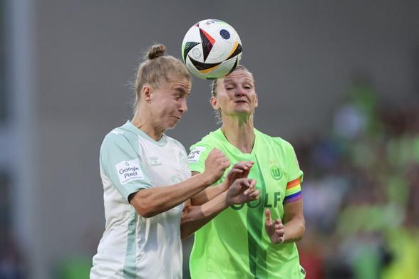 Michelle Ulbrich links und Alexandra Popp rechts springen beide mit geschlossenen Augen und vom Sprung verzerrten Gesichtern zum Kopfball hoch, der Ball ist genau zwischen ihnen.