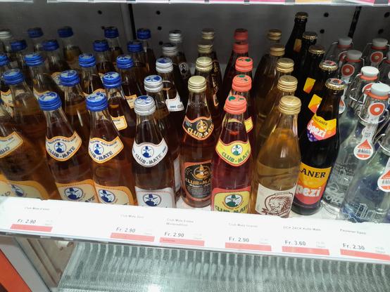 Getränkeauswahl: Club-Mate Normal, Zero, Winter und Granatapfel danach Kolle Mate und Spezi.