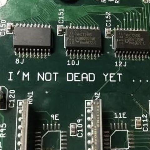 A close-up photo of a typical green motherboard, with a phrase engraved on it: I'm not dead yet


Uma foto em close de uma placa-mãe tipicamente verde, com uma frase gravada nela: Eu ainda não morri.
