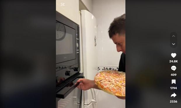 El usuario @lopesitofoodie, a punto de preparar la pizza. (TIKTOK / @lopesitofoodie)