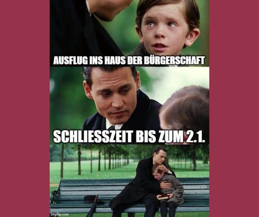 Ein Bild sitzt mittig auf einem roten Hintergrund. Es ist in drei Abschnitte geteilt. Ganz oben ist ein junge zu sehen der sein Gegenüber anschaut. Darunter steht in weiß: "Ausflug ins Haus der Bürgerschaft". Auf dem nächsten Bild ist ein Mann der den Jungen anschaut. Dort steht in weiß: "Schließzeit bis zum 2.1.". Auf dem dritten Bild ganz unten nimmt der Mann den Jungen in den Arm. Sie sitzen beide auf einer Bank.