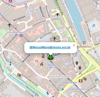 Screenshot der FediKarte auf den Neusser Marktplatz rangezoomt auf dem ein Tannenbaum mit meinem Namen steht.