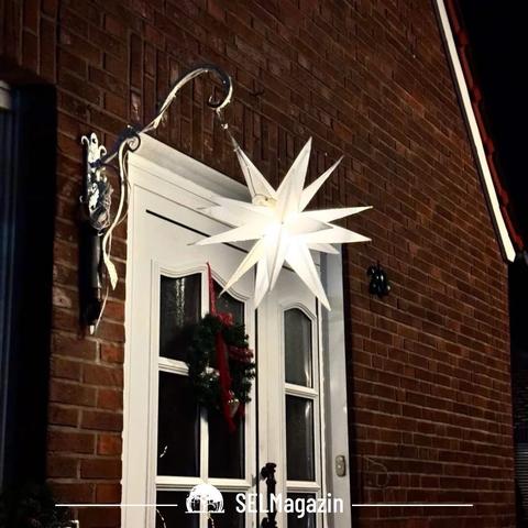 Herrnhuter Stern an Fenster, Backsteinhaus in Selm