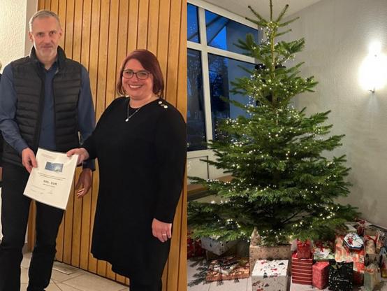 Collage aus zwei Bildern. Links die Übergabe eines symbolischen Spendenschecks an das Kinderdorfs St. Josef. Rechts der geschmückte Weihnachtsbaum im Kinderdorf St. Josef mit Geschenken, welche das Zollfahndungsamt Stuttgart für die kleinen Bewohner gespendet hat.