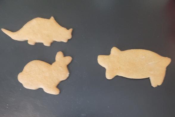 Piparitriceratops ja -pupu kohtaavat piparipossun mustalla pöydällä