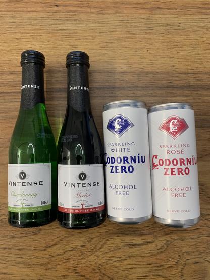 2 small 200ml bottles of alcohol-free wine of the brand Vintense: white Chardonnay and red Merlot.

2 white cans of sparkling wine of the brand Codorniu Zero: sparkling white and sparkling rosé.