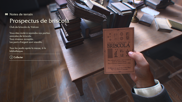 Un prospectus pour le "Club de Briscola du Vatican" est tenu par une main dans une bibliothèque. Le texte invite à participer à des parties amicales de Briscola, un jeu de cartes italien populaire. Les parties sont ouvertes à tous les niveaux, mais les paris d'argent sont interdits. Les rencontres ont lieu tous les jeudis après la messe, à la bibliothèque.
Le prospectus est accompagné d'illustrations vintage de cartes à jouer et d'objets religieux, évoquant l'époque. En arrière-plan, on distingue une table encombrée de livres anciens, dans une ambiance chaleureuse et studieuse.