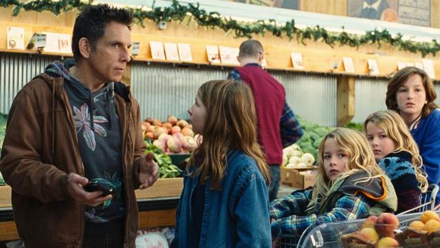 Ben Stiller in a grocery store with 4 boys - 2 of them sitting in the buggy.