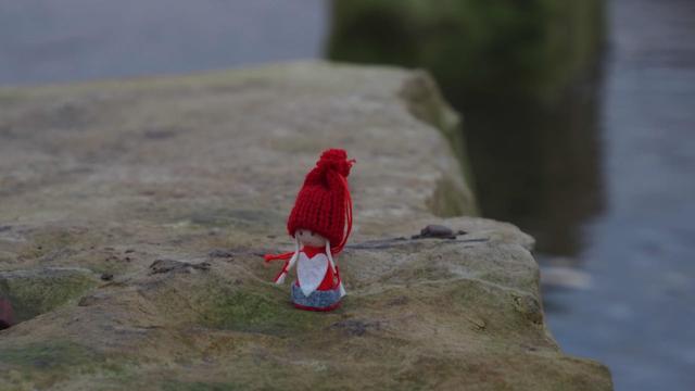 Wichtel auf einem Stein