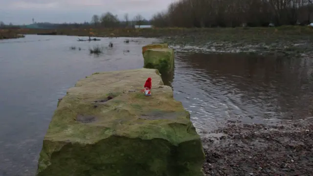 Wichtel auf einem Stein am Diemelufer
