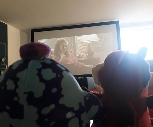 Unser Neueinzug Chris (ein geflecktes Schnabeltier) und ich schauen auf die Leinwand auf der Stirn langsam gerade anfängt.