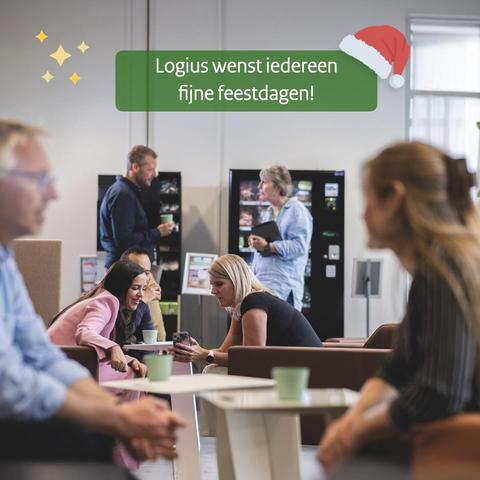 7 personen in gesprek in de kantine op kantoor